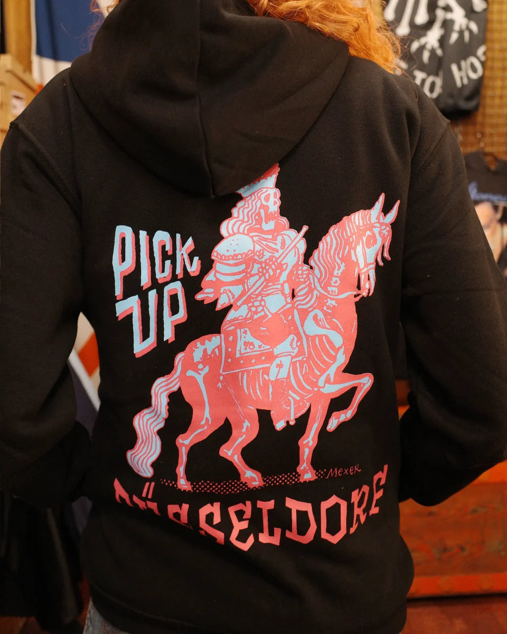 PICK UP Reiter Zip Hoodie Black mit großem Rider Print in Pink und Hellblau