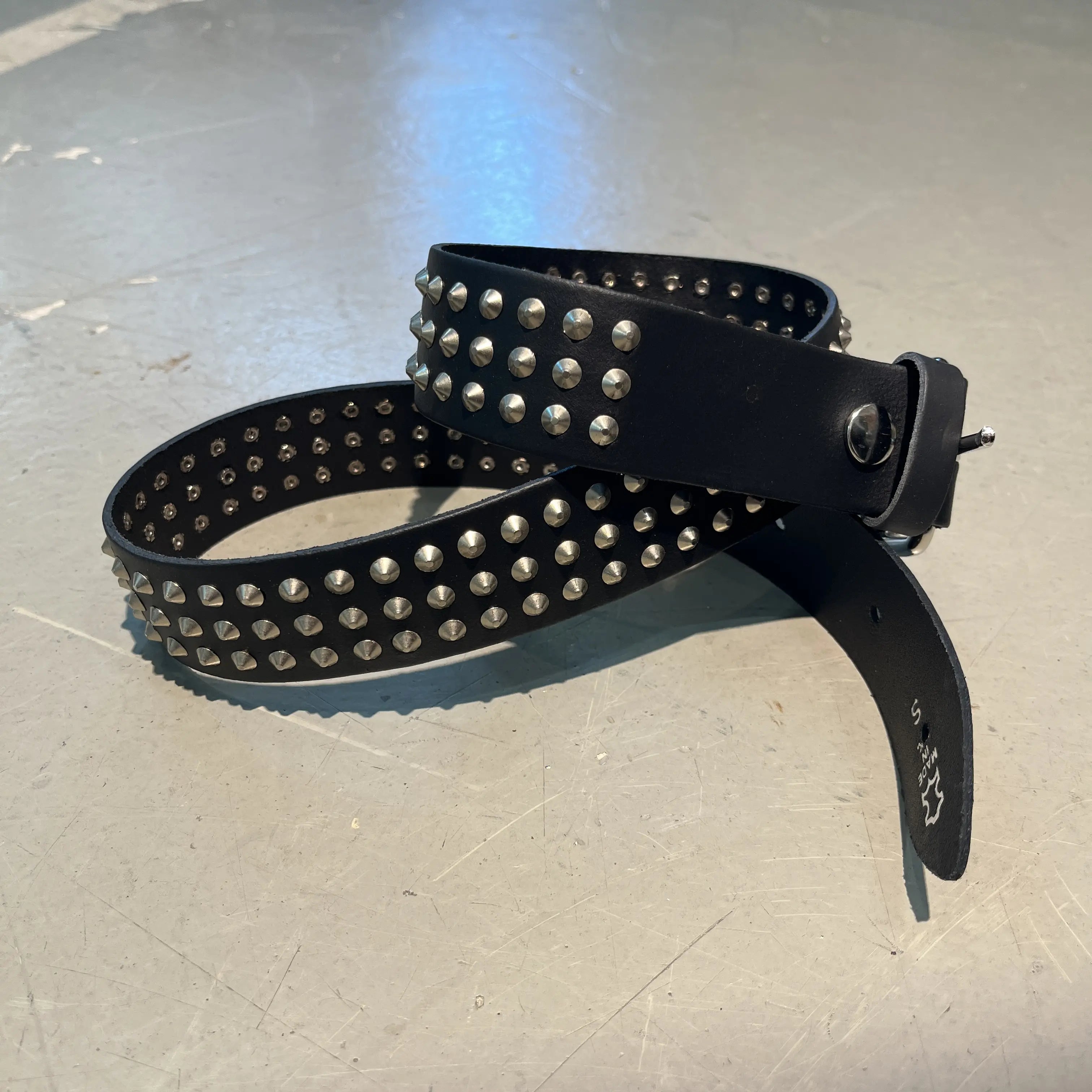 Bei PICK UP in Düsseldorf findest Du 3 Row Mini Conical Belt, B52  und viel mehr von Stylex