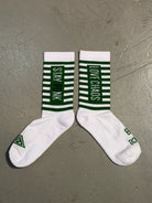 PICK UP Striped Socks Weiß/Grün mit Stay Punk und Love Chaos Schriftzug auf Betonboden