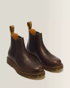 Dr. Martens 2976 Dark Brown Ambassador – Rückansicht mit Fersenschlaufe