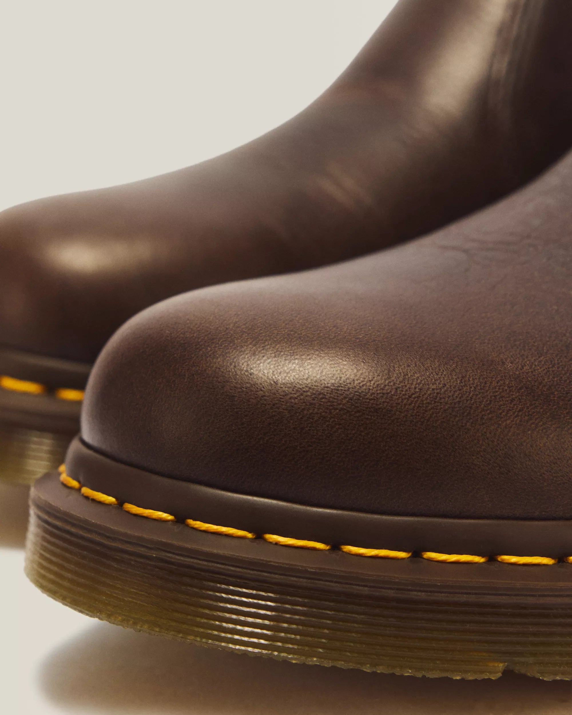 Dr. Martens 2976 Dark Brown Ambassador – Detailansicht Leder