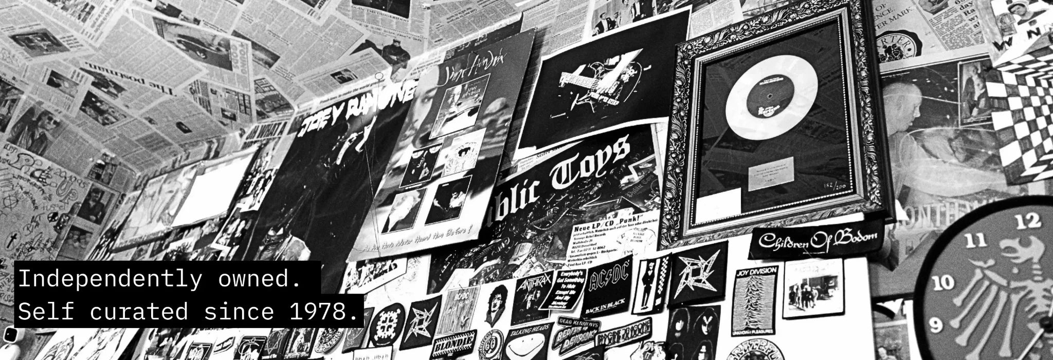 Wand und decke mit Punk Rock Postern und Platten