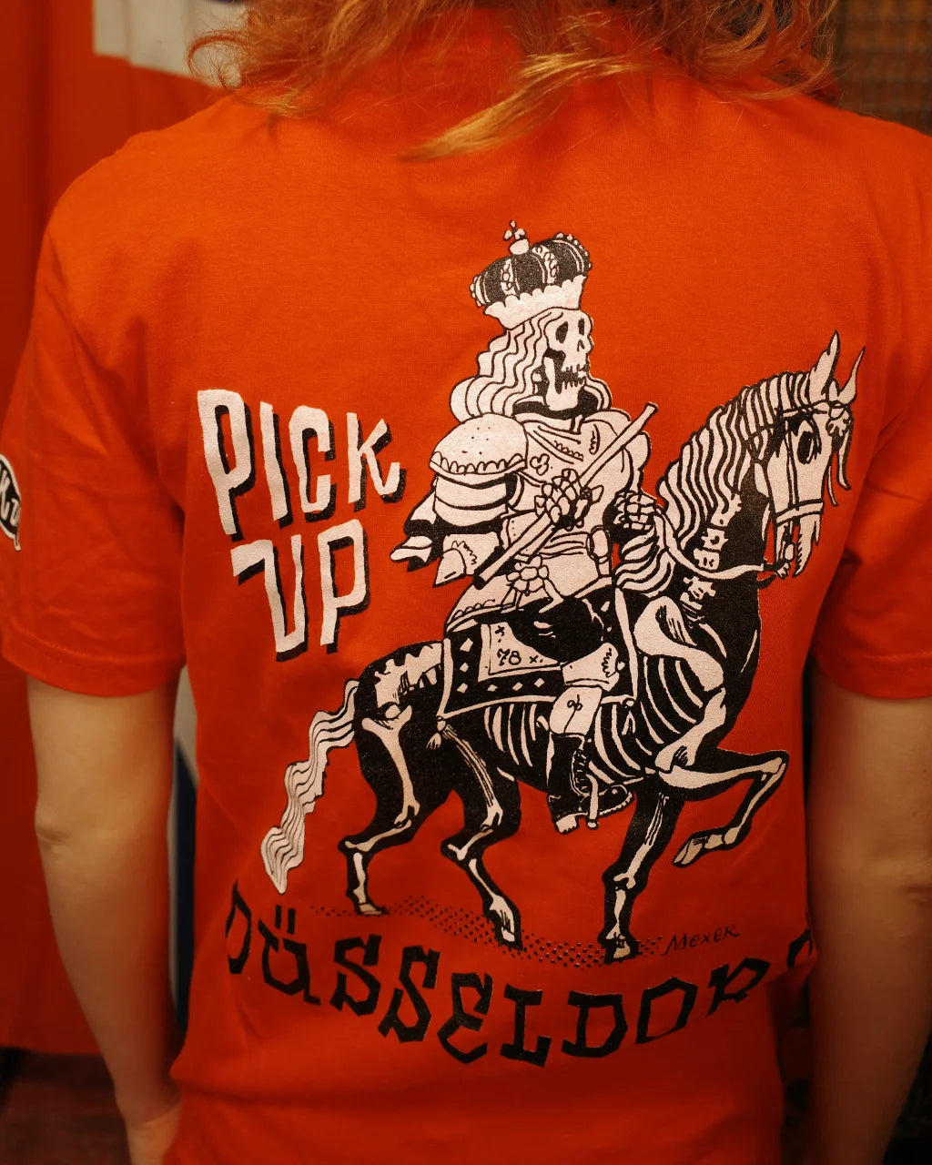 PICK UP Reiter T-Shirt Red mit großem Rider Print in Schwarz und Weiß