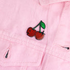 Extreme Largeness, Inna Pins – DISCO CHERRIES ENAMEL PIN – Seitenansicht | PICK UP Düsseldorf