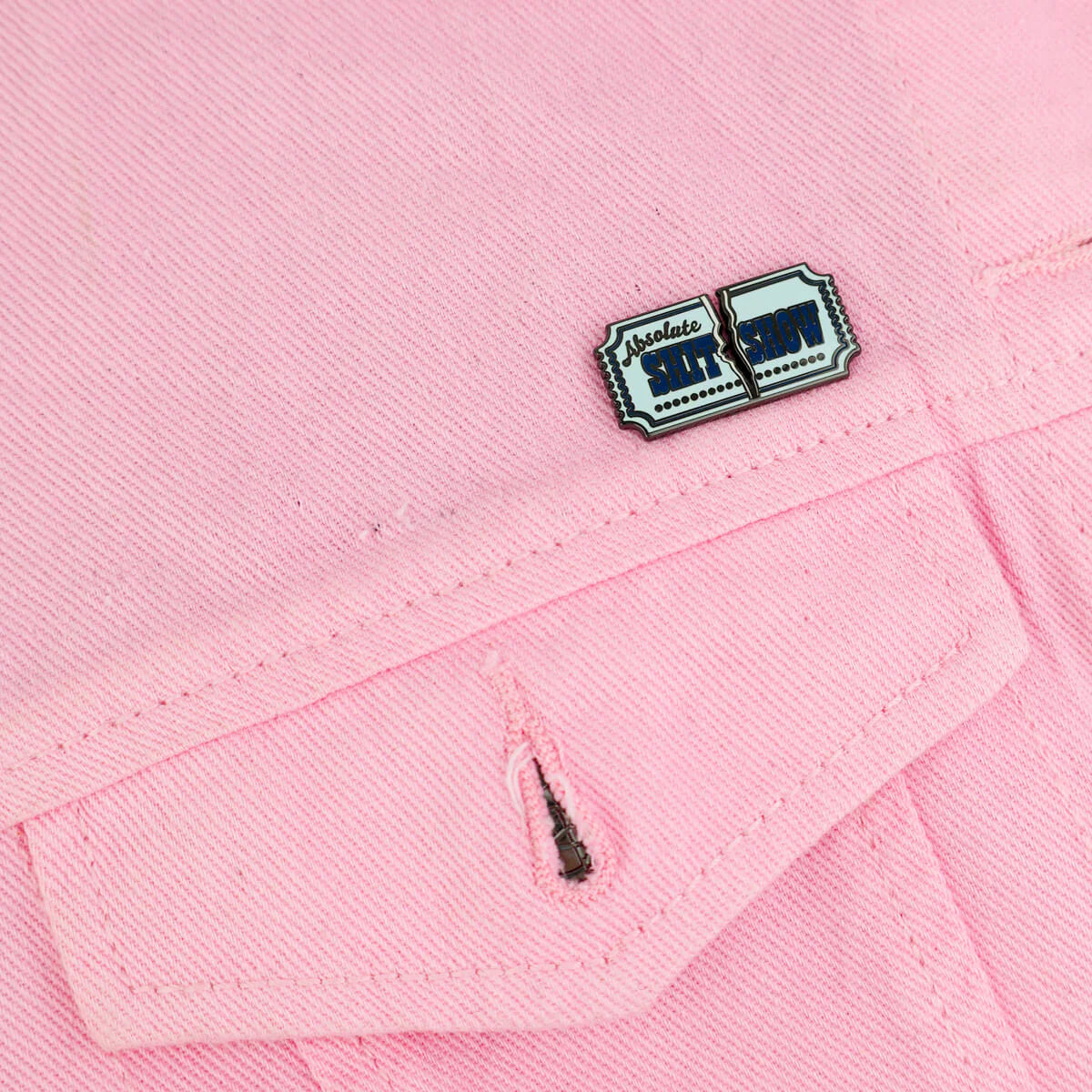 Extreme Largeness, ABSOLUTE SHIT SHOW ENAMEL PIN – Seitenansicht | PICK UP Düsseldorf