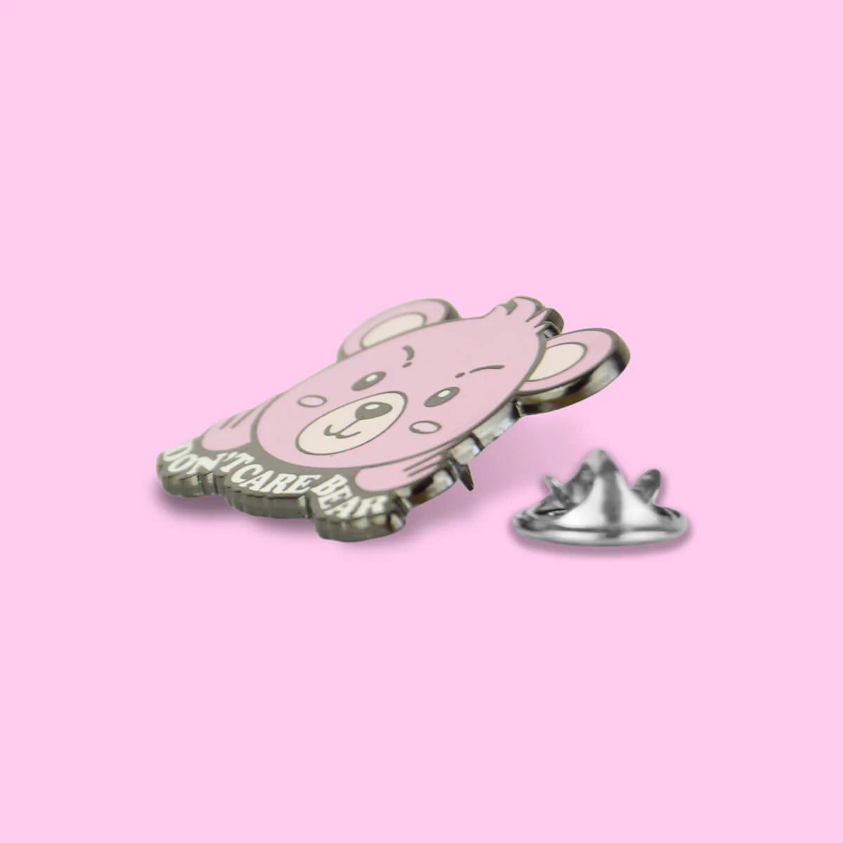 Extreme Largeness, DON'T CARE BEAR ENAMEL PIN – Seitenansicht | PICK UP Düsseldorf