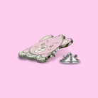 Extreme Largeness, DON'T CARE BEAR ENAMEL PIN – Seitenansicht | PICK UP Düsseldorf
