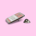 Extreme Largeness,&nbsp;Inna Pins – Hello, I’m… Stressed! Enamel Pin – Seitenansicht | PICK UP Düsseldorf