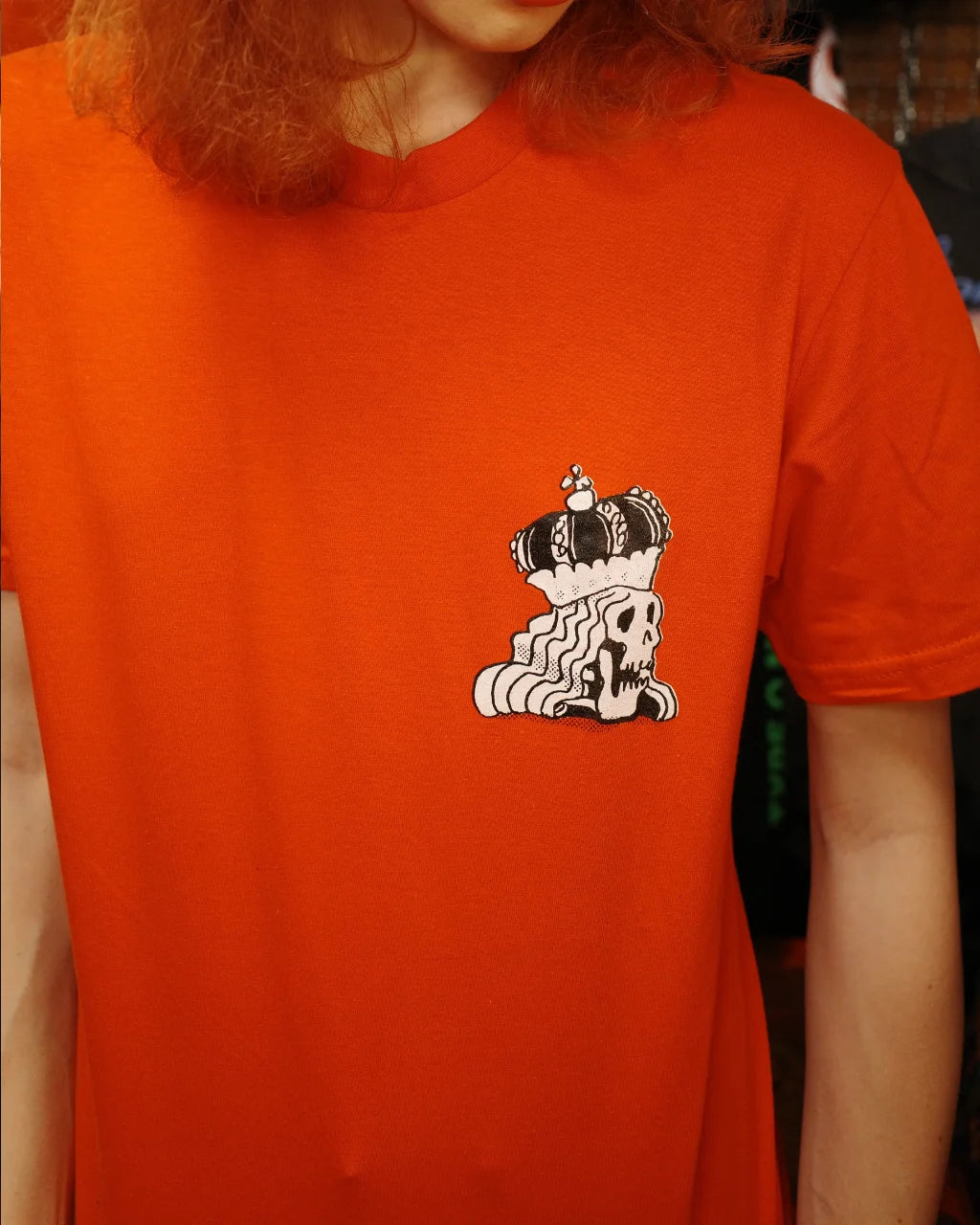 PICK UP Reiter Skull Brustprint auf rotem T-Shirt