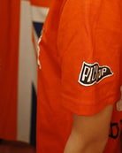 PICK UP Fahnenprint auf linkem Ärmel des roten Reiter T-Shirts