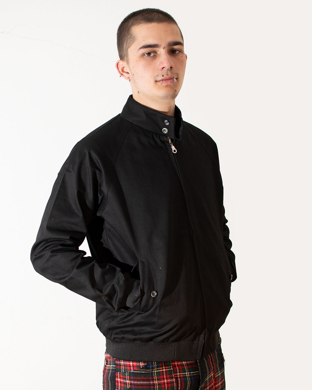 HOXTON HARRINGTON BLACK – Seitenansicht | PICK UP Düsseldorf