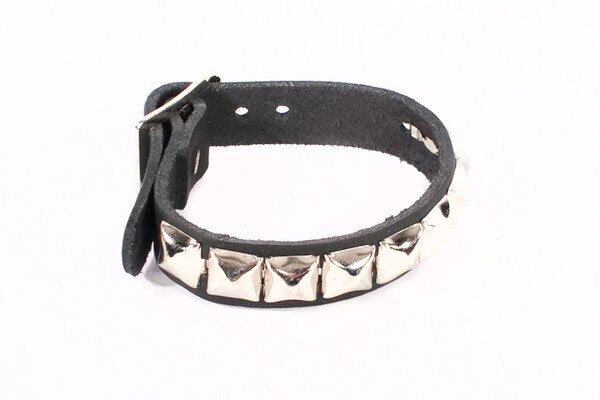 Bei PICK UP in Düsseldorf findest Du Small Pyramid Wristband, WB53  und viel mehr von Stylex