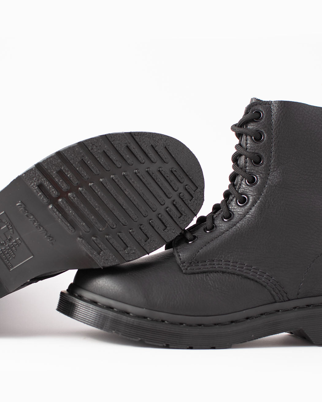 Dr martens black mono virginia best sale