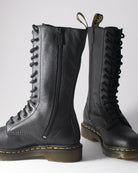 Dr. Martens Dr. Martens, 11820008, 1B99, Virginia BLACK, 14 Eye Zip Boot  Pick Up | Düsseldorf